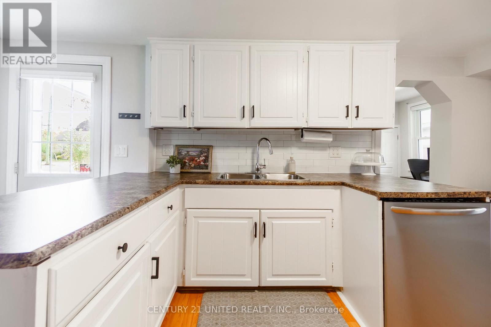 120 Elgin Street, Kawartha Lakes (Lindsay), Ontario  K9V 3W9 - Photo 11 - X12477046