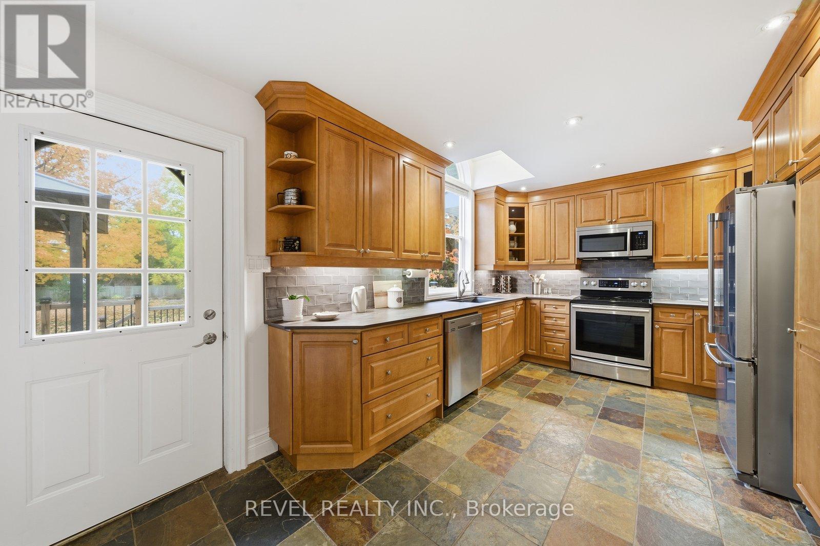 94 Elgin Street, Kawartha Lakes (Lindsay), Ontario  K9V 3W7 - Photo 14 - X12477359