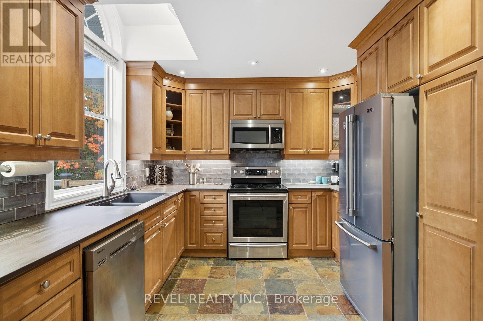 94 Elgin Street, Kawartha Lakes (Lindsay), Ontario  K9V 3W7 - Photo 15 - X12477359