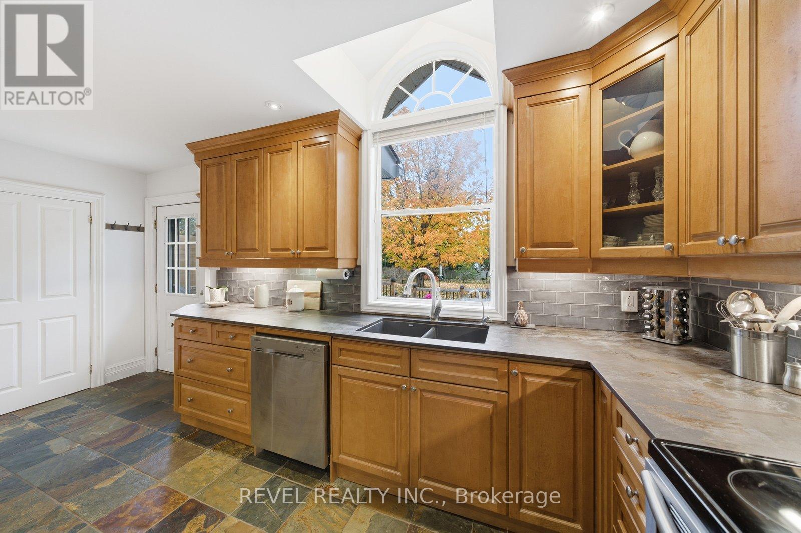 94 Elgin Street, Kawartha Lakes (Lindsay), Ontario  K9V 3W7 - Photo 17 - X12477359