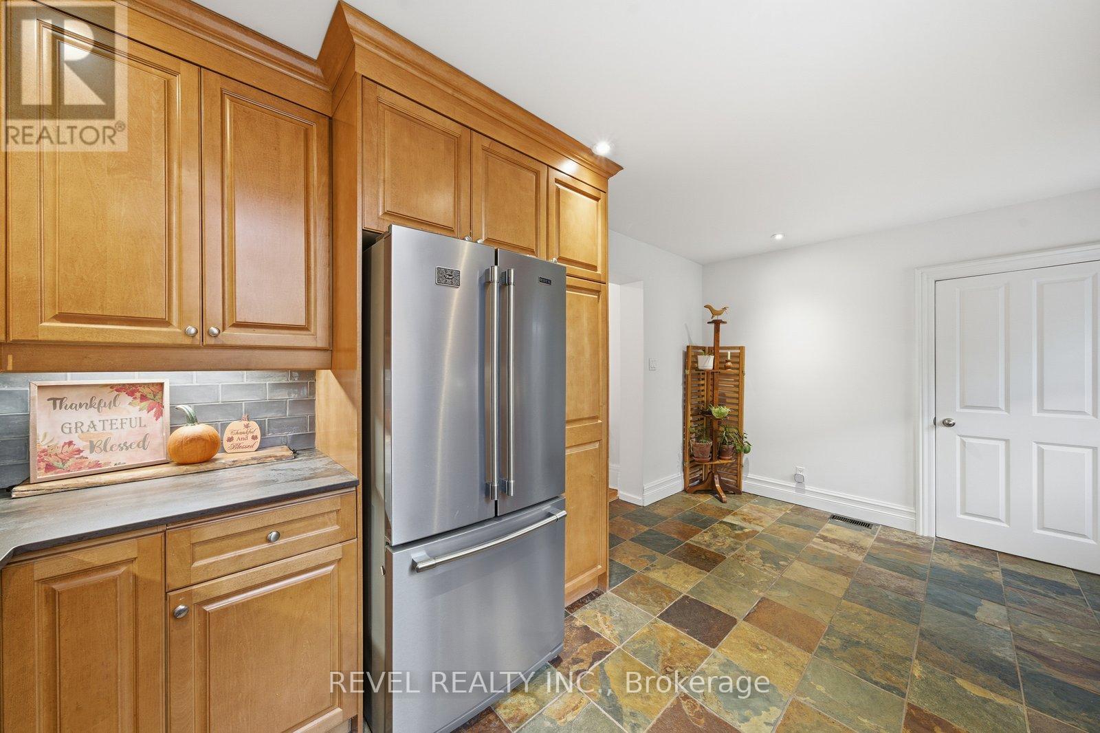 94 Elgin Street, Kawartha Lakes (Lindsay), Ontario  K9V 3W7 - Photo 18 - X12477359