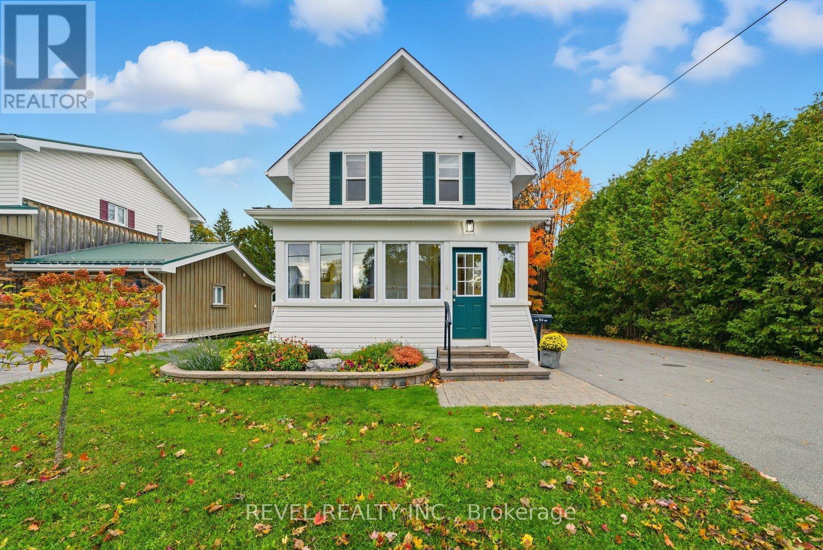 94 Elgin Street, Kawartha Lakes (Lindsay), Ontario  K9V 3W7 - Photo 2 - X12477359