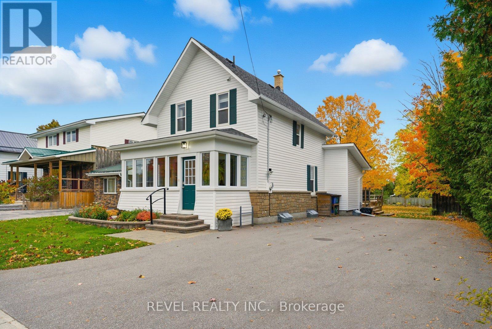 94 Elgin Street, Kawartha Lakes (Lindsay), Ontario  K9V 3W7 - Photo 4 - X12477359