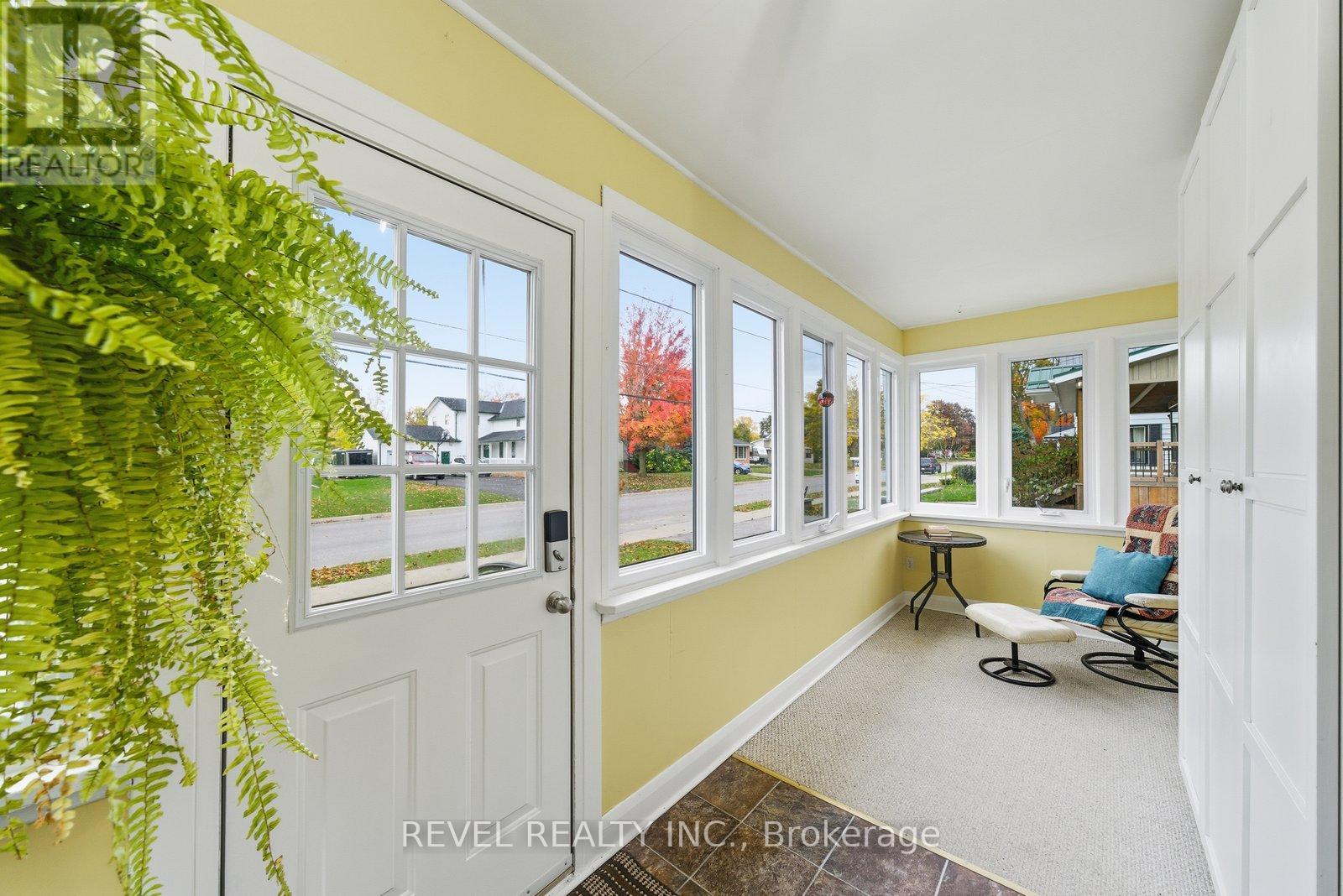 94 Elgin Street, Kawartha Lakes (Lindsay), Ontario  K9V 3W7 - Photo 6 - X12477359