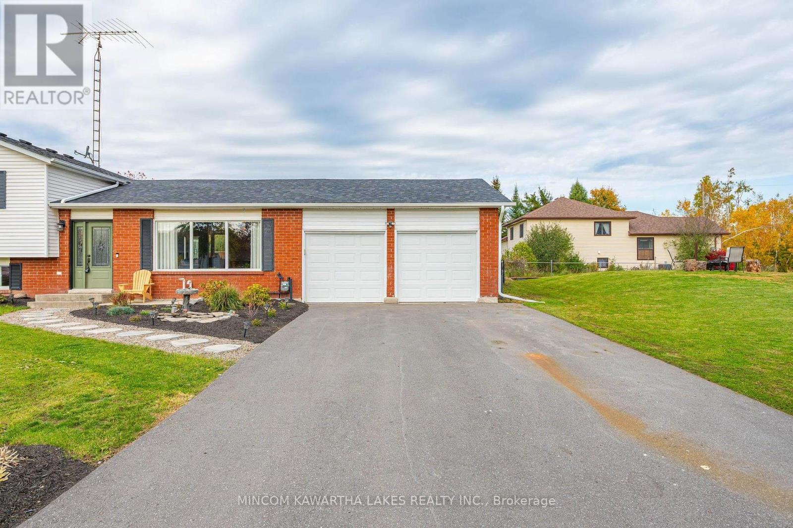 944 Blue Jay Street, Cavan Monaghan (Cavan Twp), Ontario  L0A 1C0 - Photo 2 - X12477636