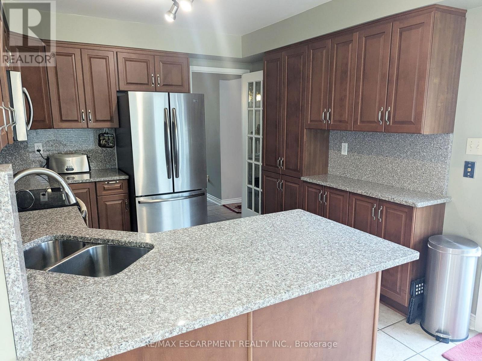 537 Westman Avenue, Peterborough (Otonabee Ward 1), Ontario  K9K 2E6 - Photo 12 - X12478060