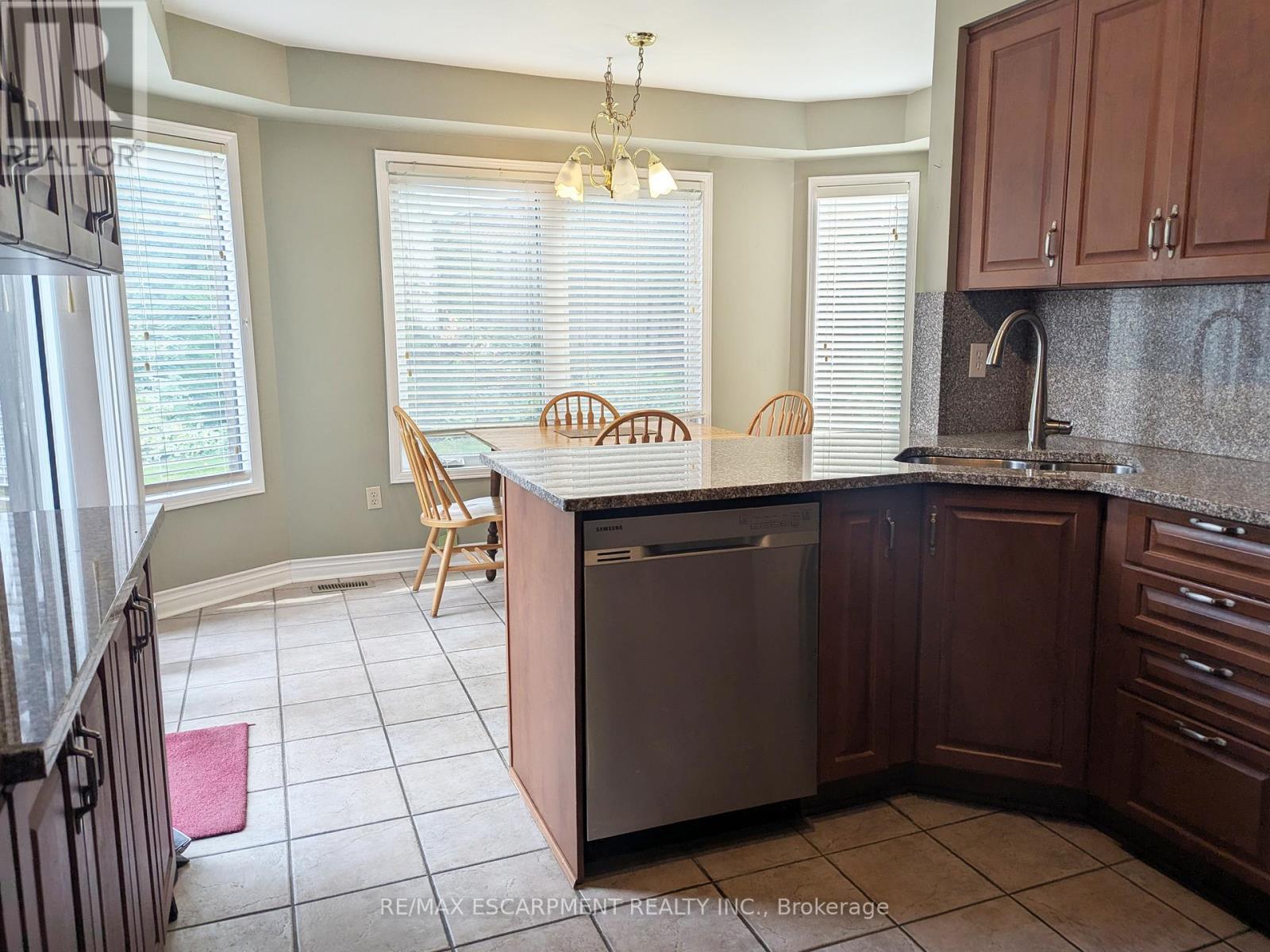 537 Westman Avenue, Peterborough (Otonabee Ward 1), Ontario  K9K 2E6 - Photo 13 - X12478060