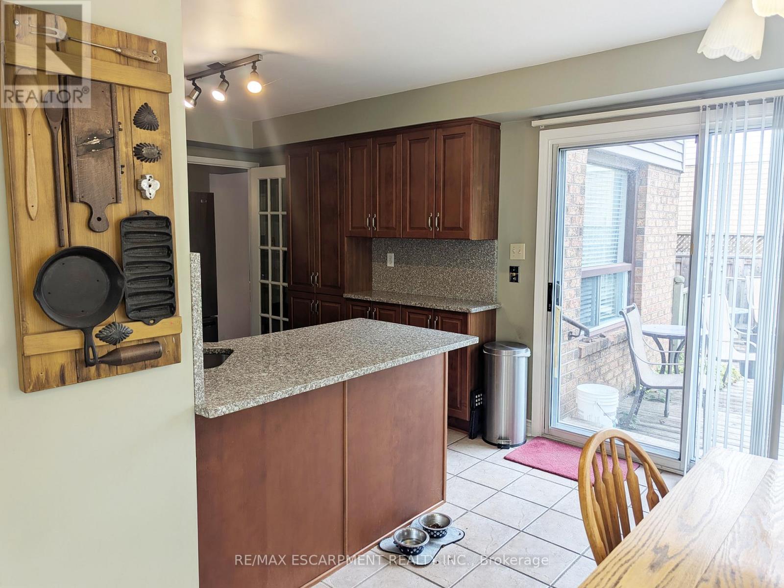 537 Westman Avenue, Peterborough (Otonabee Ward 1), Ontario  K9K 2E6 - Photo 14 - X12478060