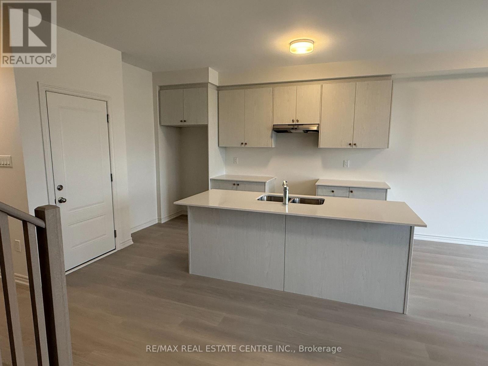 103 Sanderson Drive, Kawartha Lakes (Lindsay), Ontario  K9V 0S8 - Photo 12 - X12478196