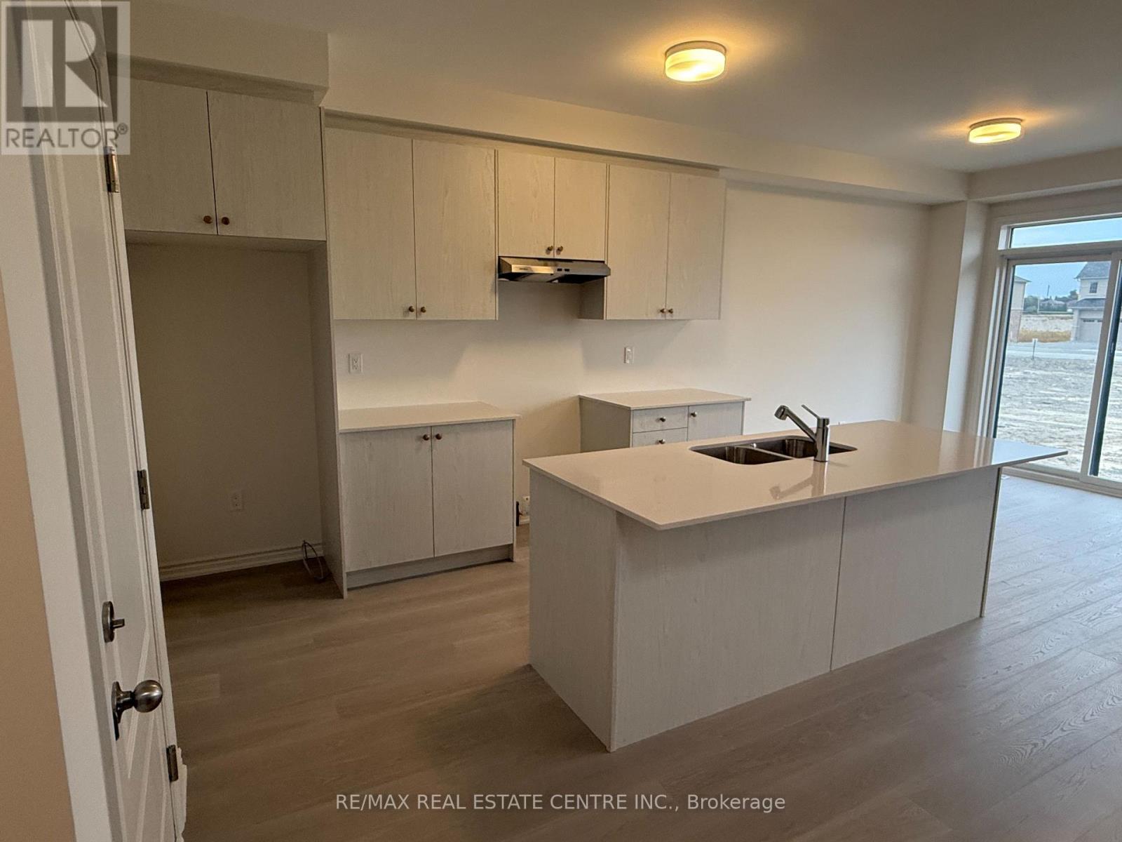 103 Sanderson Drive, Kawartha Lakes (Lindsay), Ontario  K9V 0S8 - Photo 2 - X12478196