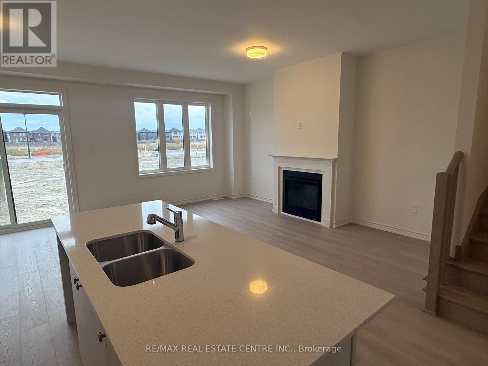 103 Sanderson Drive, Kawartha Lakes (Lindsay), Ontario  K9V 0S8 - Photo 4 - X12478196