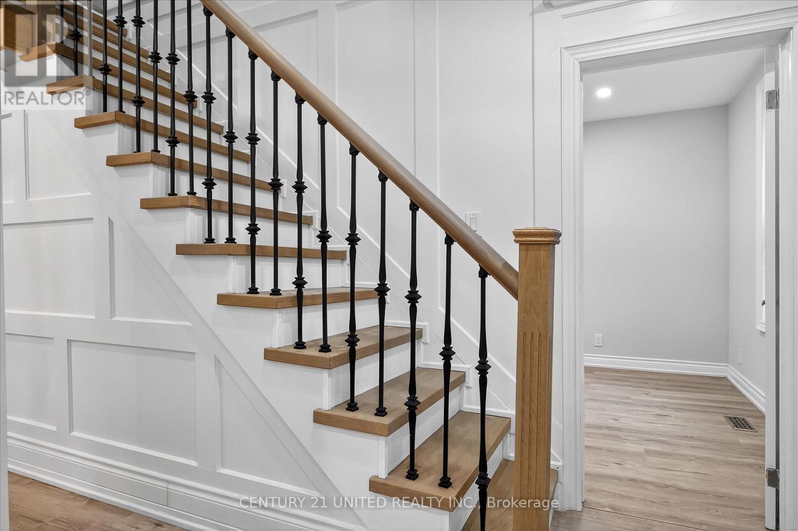 504 Aylmer Street N, Peterborough (Town Ward 3), Ontario  K9H 3W5 - Photo 9 - X12478831