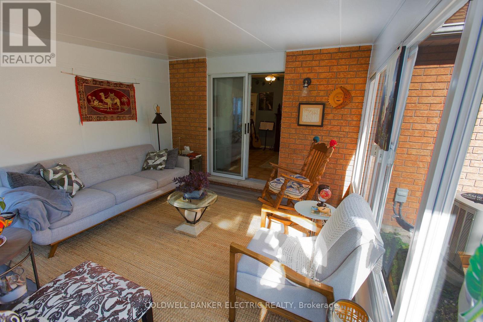 247 Towerhill Road, Peterborough (Northcrest Ward 5), Ontario  K9H 7N1 - Photo 6 - X12478866