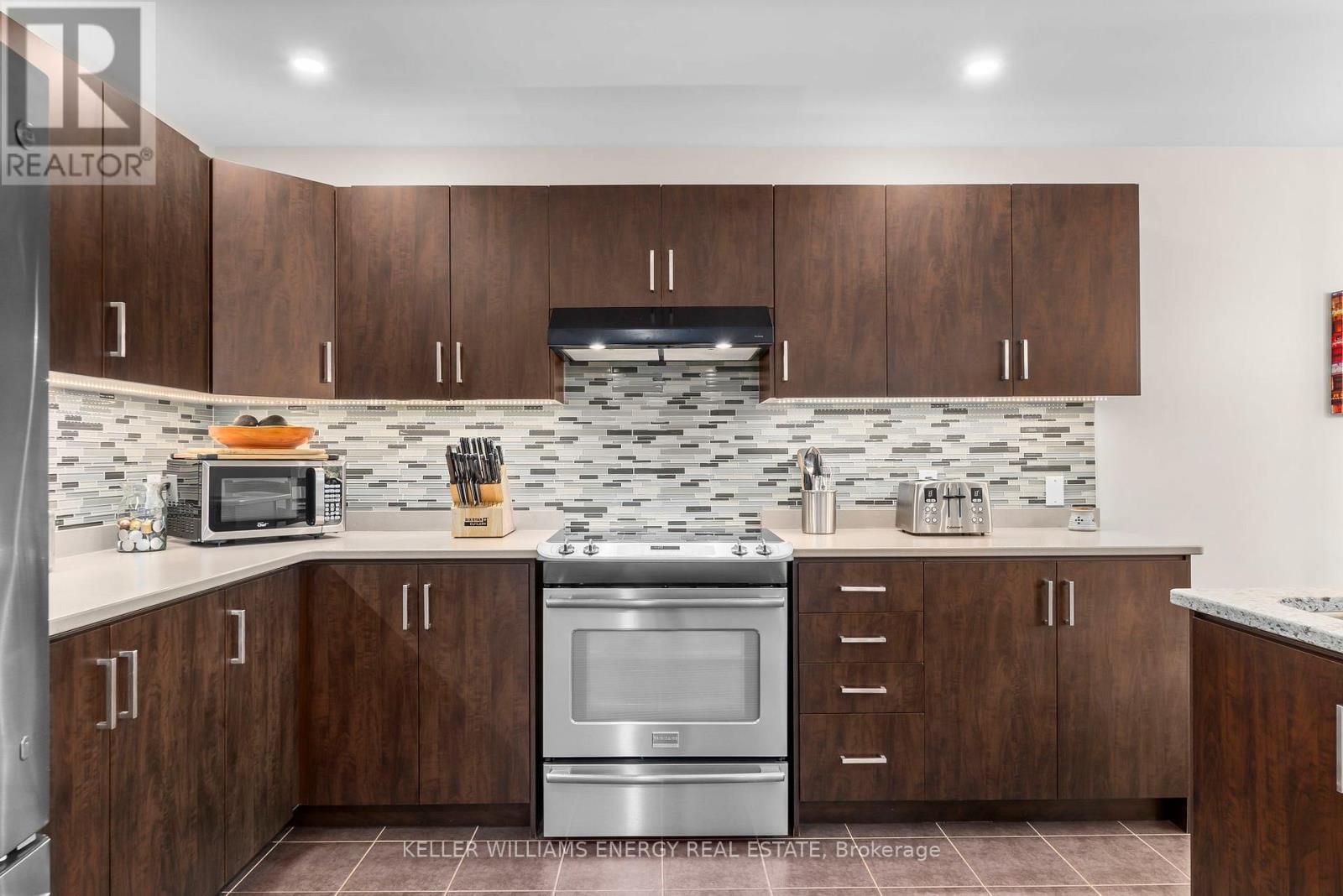 104 Bowen Drive, Peterborough (Northcrest Ward 5), Ontario  K9H 0B8 - Photo 12 - X12478882