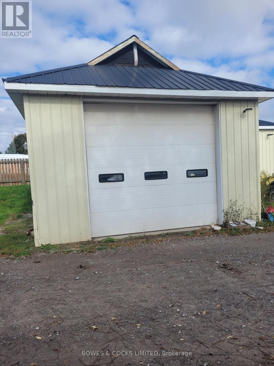 200 Lindsay Street S, Kawartha Lakes (Lindsay), Ontario  K9V 2N3 - Photo 3 - X12479167