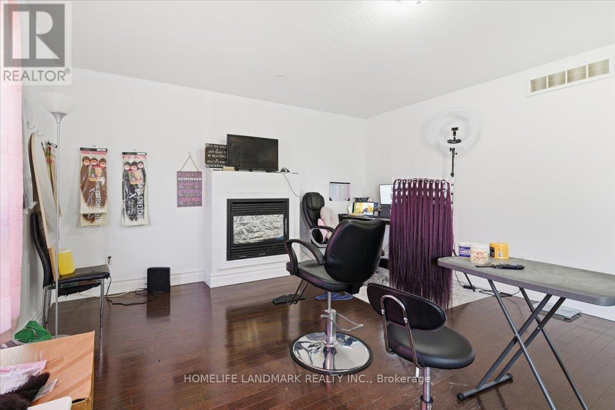 352 Blacksmith Way, Peterborough (Northcrest Ward 5), Ontario  K9L 0B4 - Photo 5 - X12479421