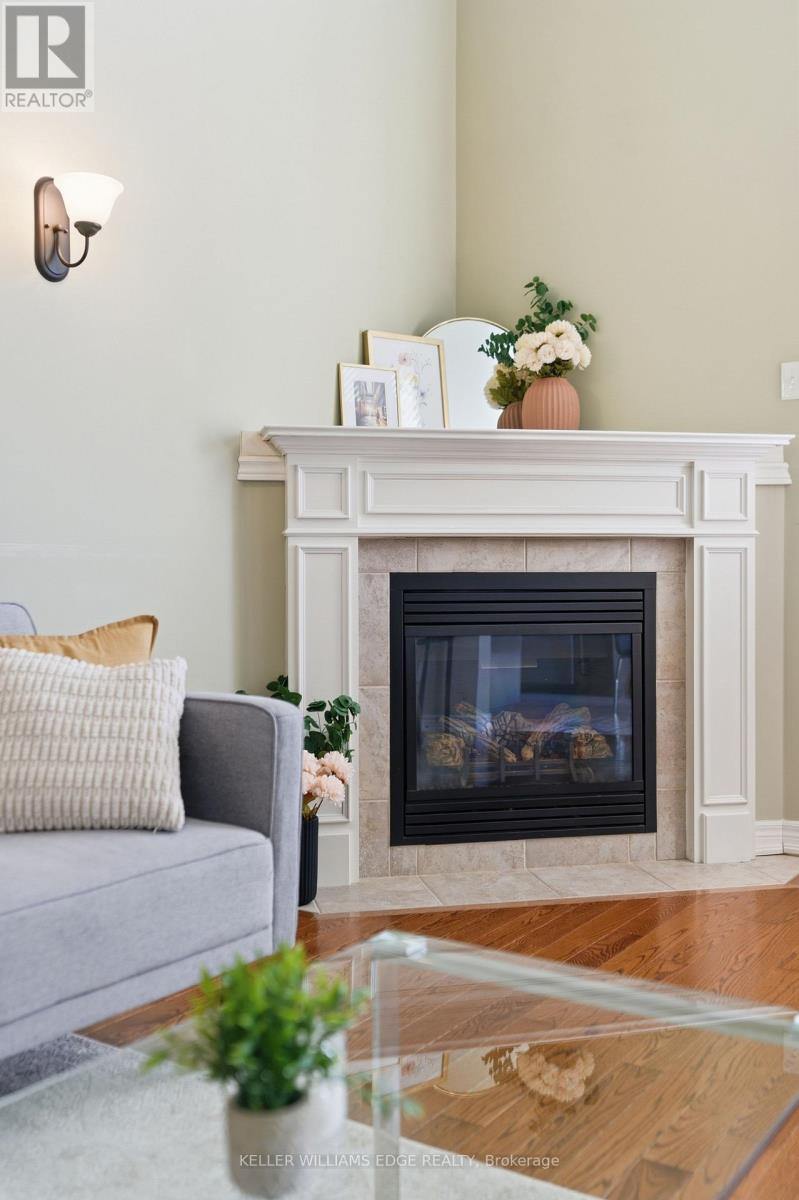 62 Browview Drive, Hamilton (Waterdown), Ontario  L1B 1L9 - Photo 6 - X12480502