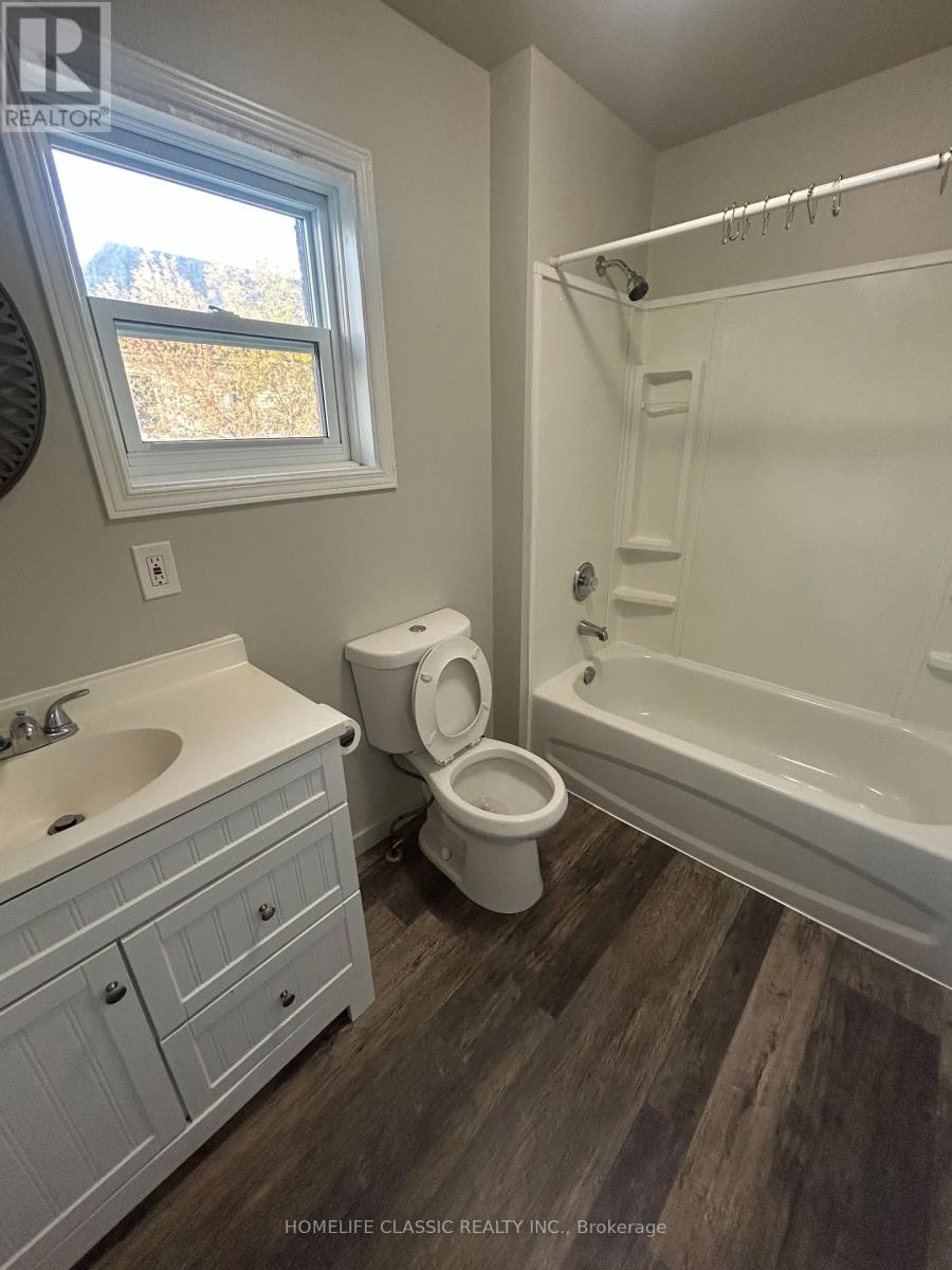 264 Wolfe Street, Peterborough (Town Ward 3), Ontario  K9J 2L3 - Photo 5 - X12481608