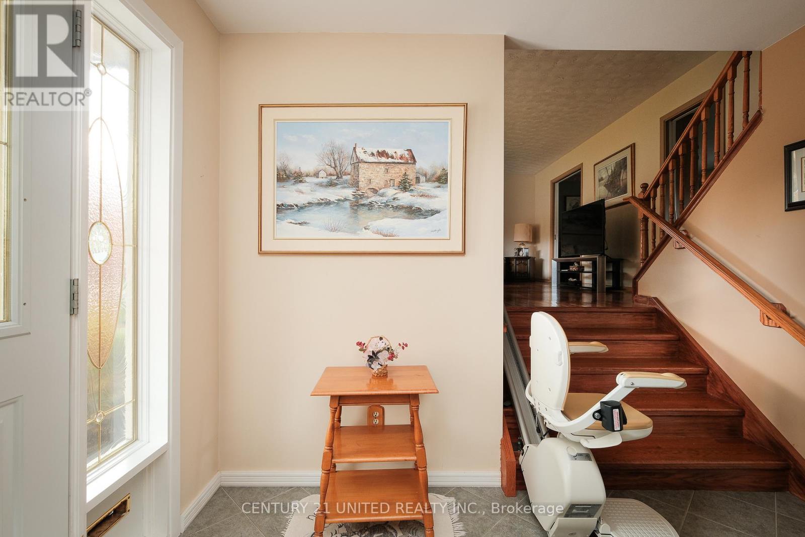 788 Cumberland Avenue, Peterborough (Northcrest Ward 5), Ontario  K9H 7B2 - Photo 3 - X12483127