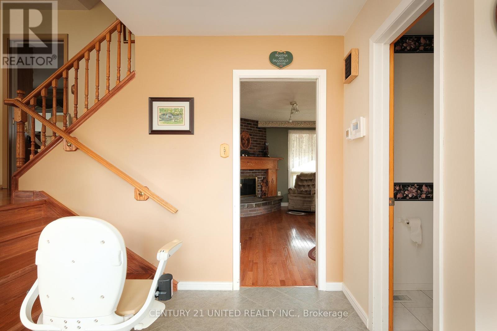 788 Cumberland Avenue, Peterborough (Northcrest Ward 5), Ontario  K9H 7B2 - Photo 4 - X12483127