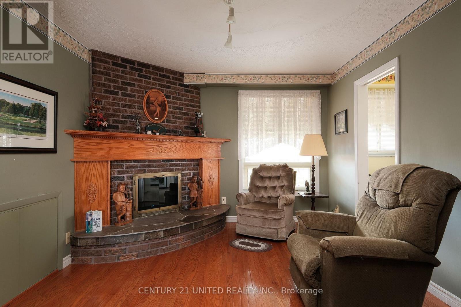 788 Cumberland Avenue, Peterborough (Northcrest Ward 5), Ontario  K9H 7B2 - Photo 5 - X12483127