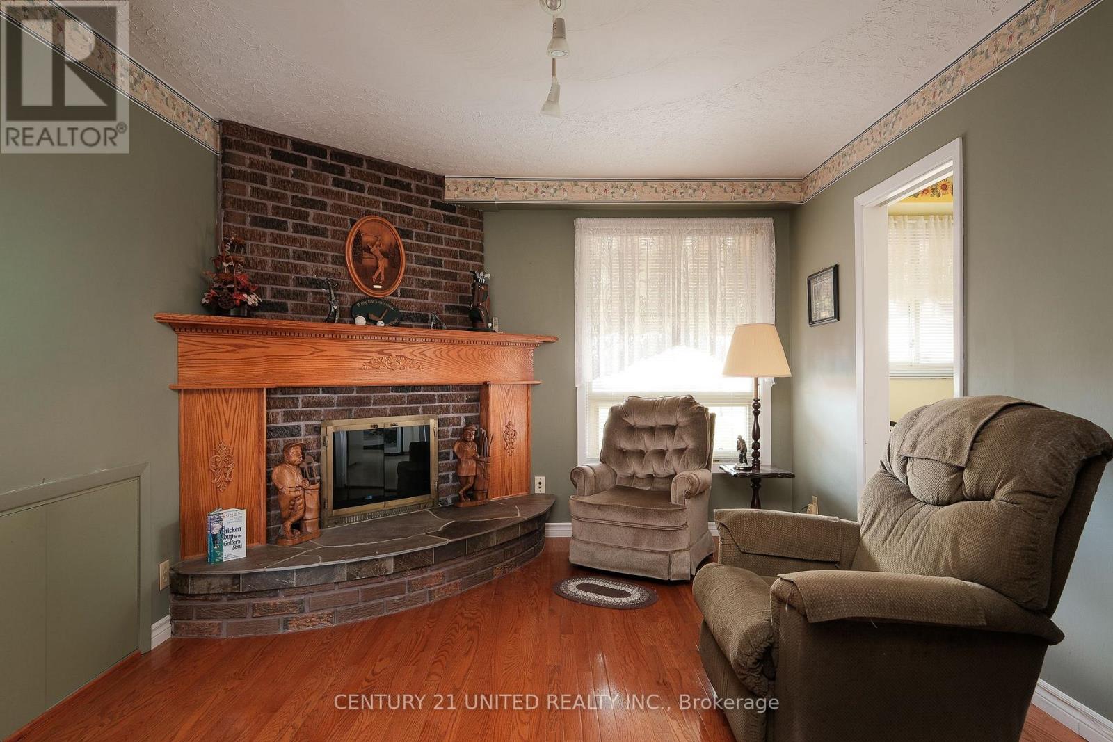 788 Cumberland Avenue, Peterborough (Northcrest Ward 5), Ontario  K9H 7B2 - Photo 6 - X12483127