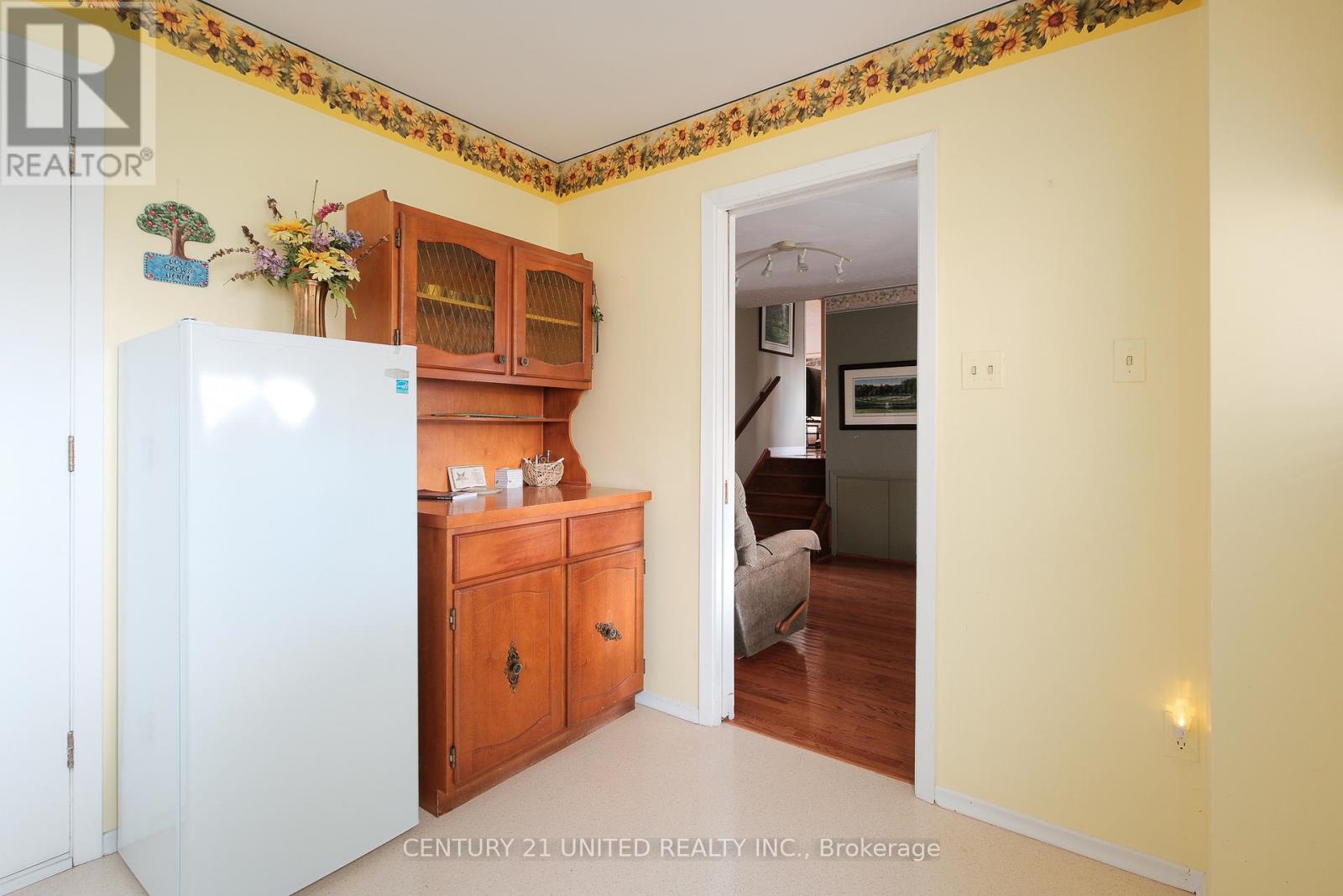 788 Cumberland Avenue, Peterborough (Northcrest Ward 5), Ontario  K9H 7B2 - Photo 8 - X12483127