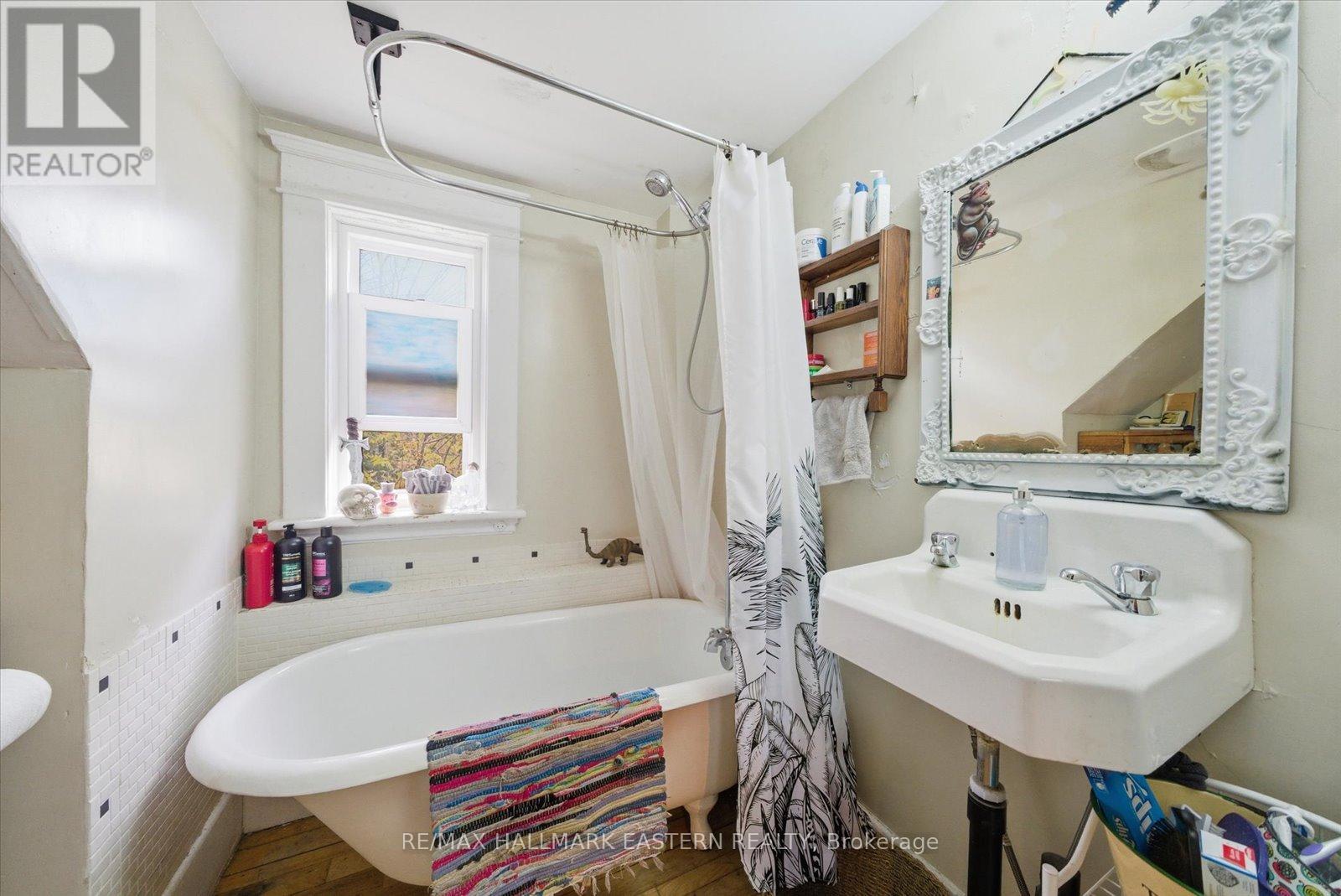 242 Dublin Street, Peterborough (Town Ward 3), Ontario  K9H 3B8 - Photo 21 - X12484029