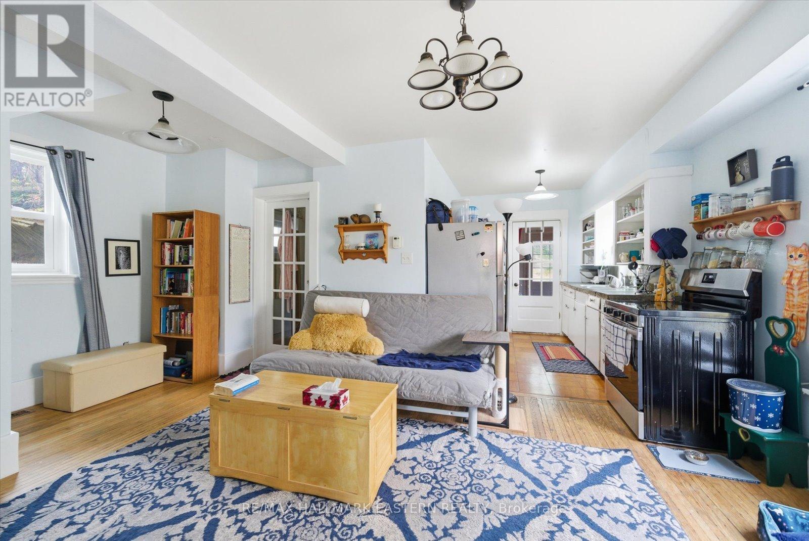 242 Dublin Street, Peterborough (Town Ward 3), Ontario  K9H 3B8 - Photo 6 - X12484029