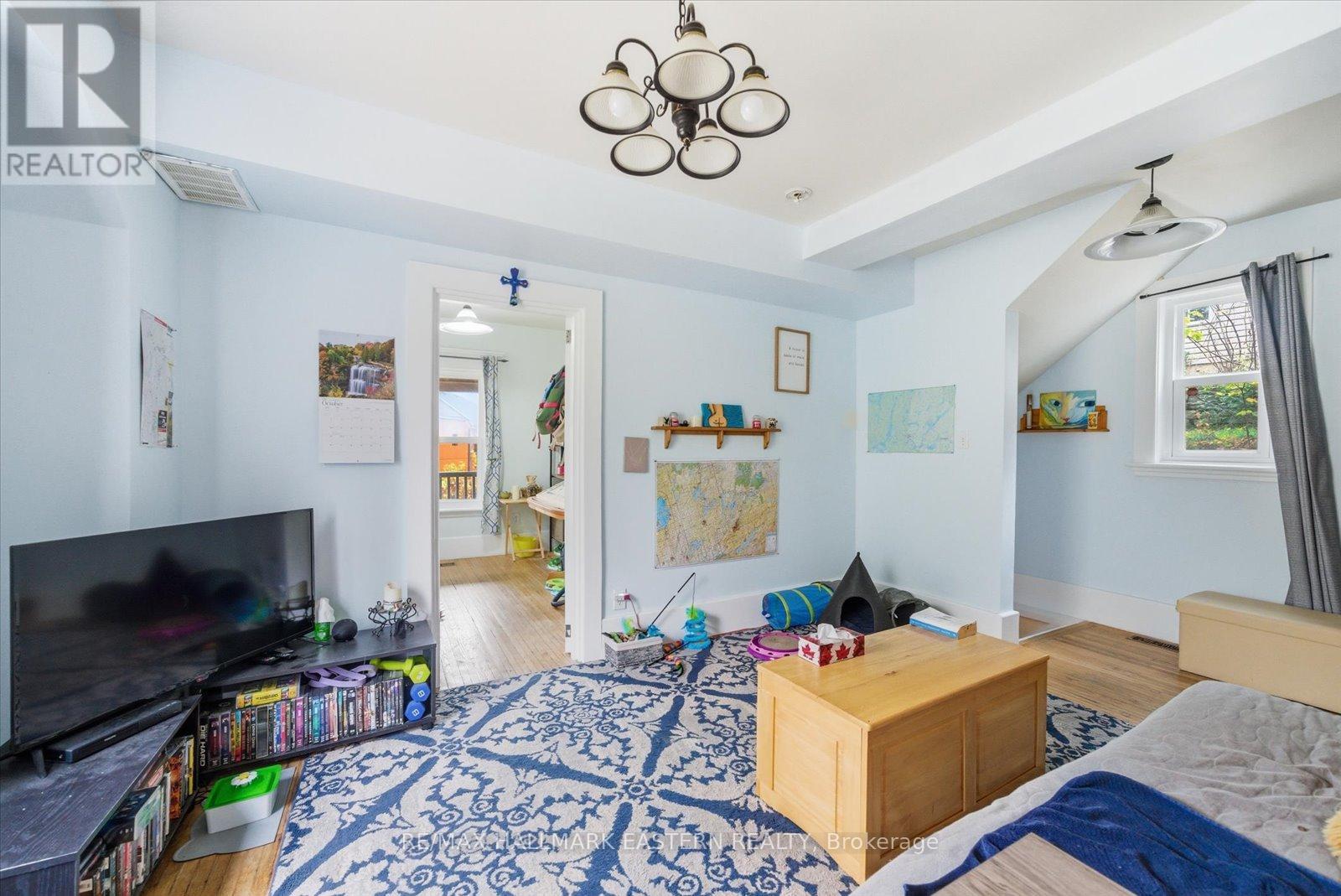 242 Dublin Street, Peterborough (Town Ward 3), Ontario  K9H 3B8 - Photo 7 - X12484029