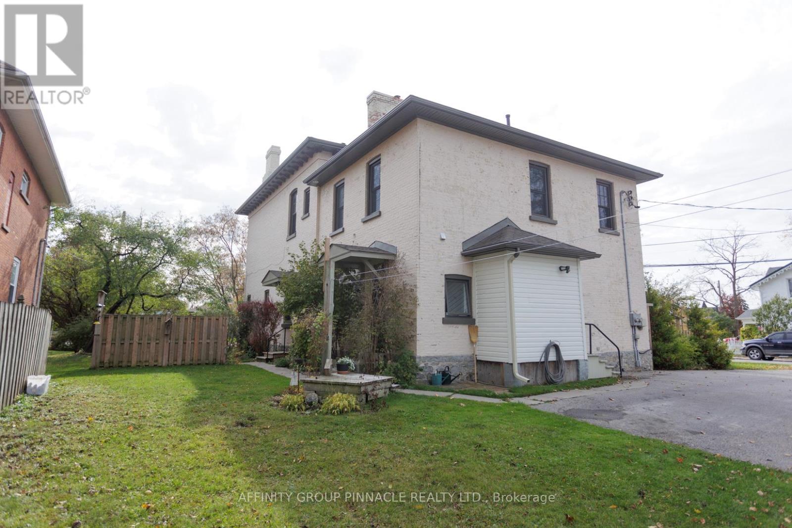 12 Russell Street E, Kawartha Lakes (Lindsay), Ontario  K9V 1Z8 - Photo 37 - X12484322