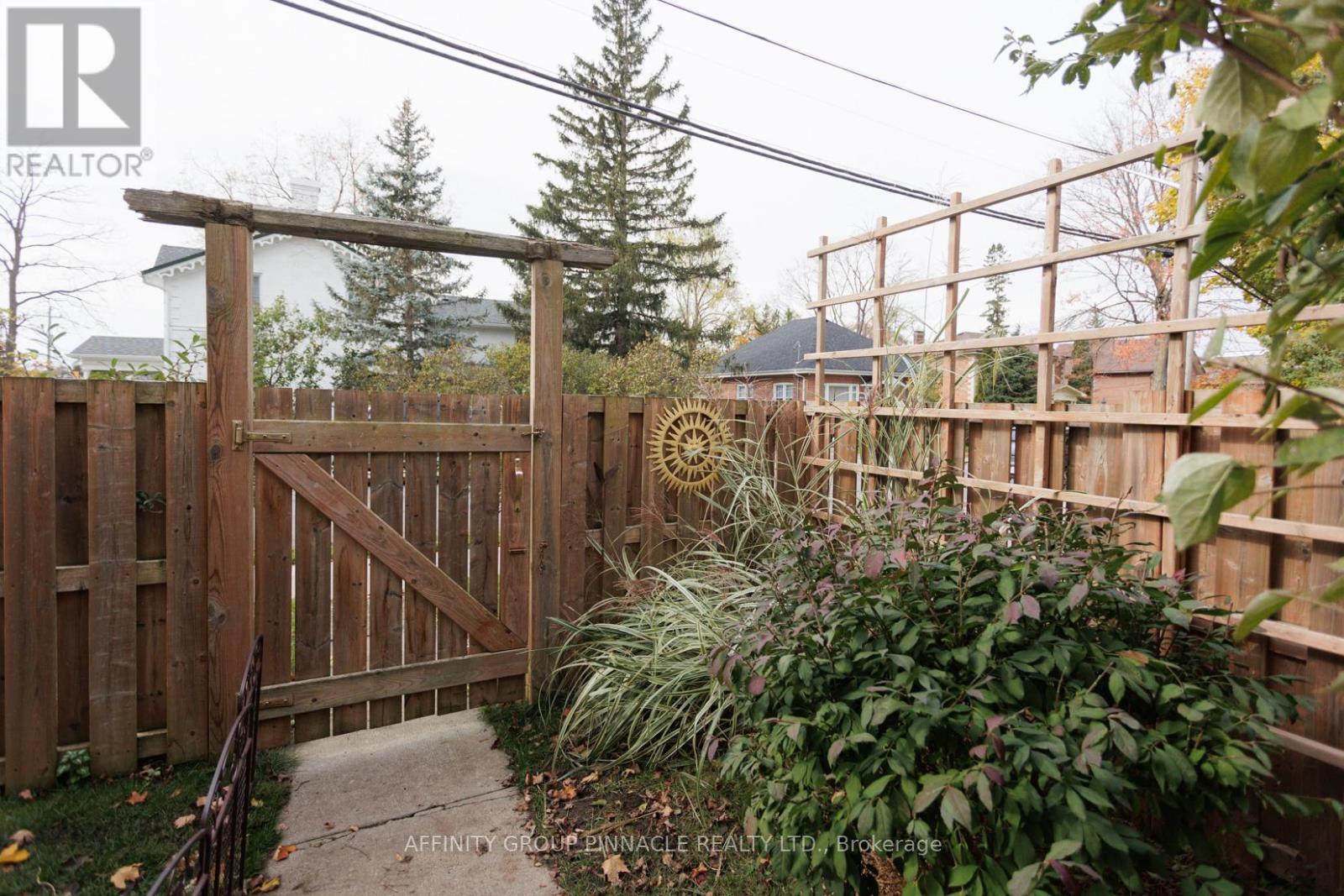 12 Russell Street E, Kawartha Lakes (Lindsay), Ontario  K9V 1Z8 - Photo 39 - X12484322