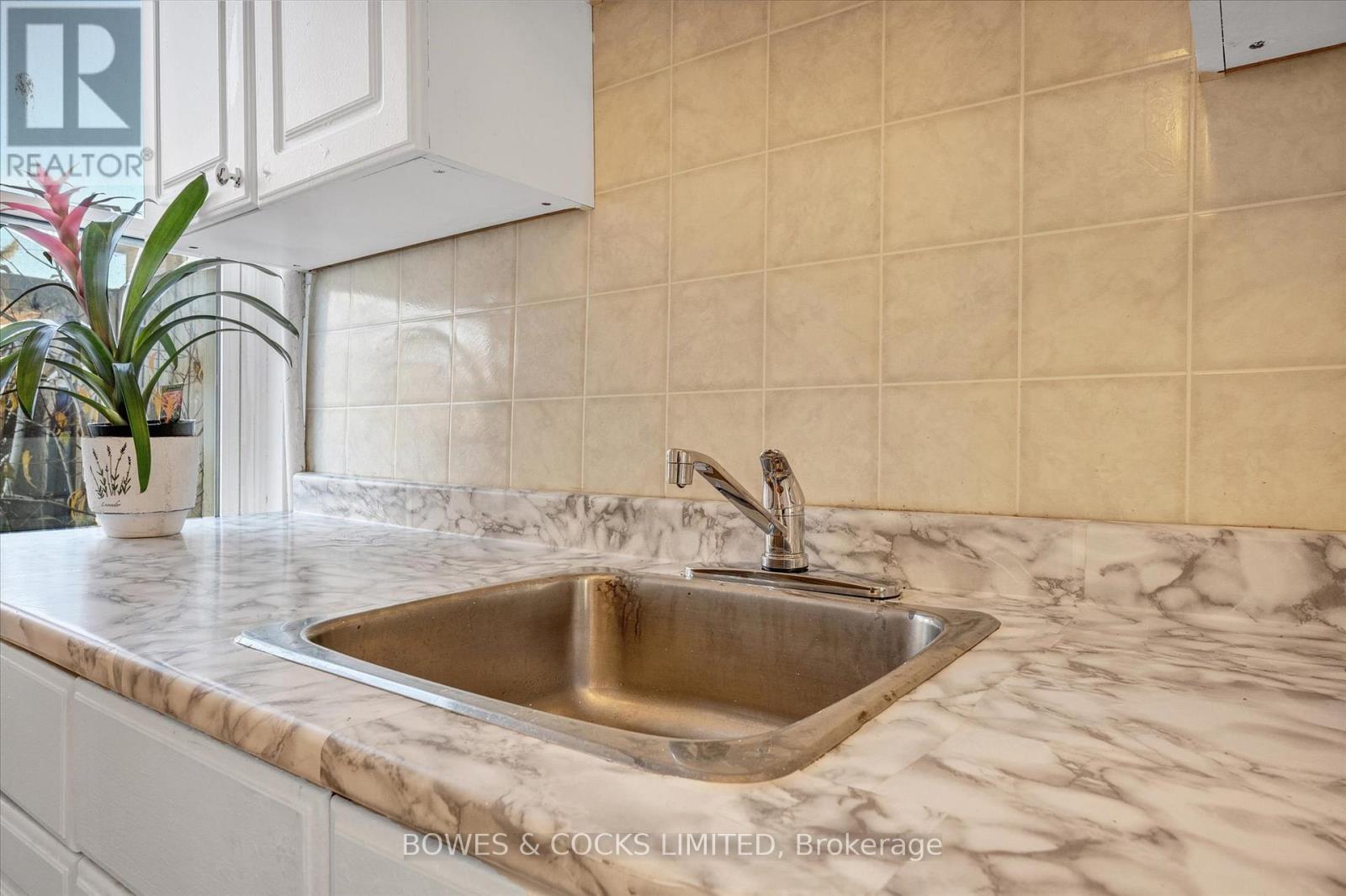 266 Wolfe Street, Peterborough (Town Ward 3), Ontario  K9J 2L3 - Photo 10 - X12484517