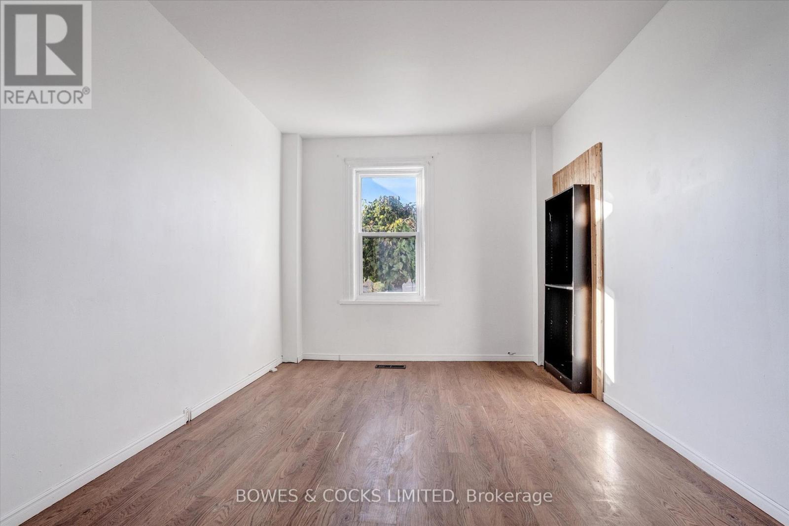 266 Wolfe Street, Peterborough (Town Ward 3), Ontario  K9J 2L3 - Photo 6 - X12484517