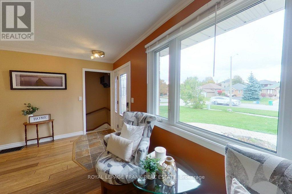 324 Towerhill Road, Peterborough (Northcrest Ward 5), Ontario  K9H 7R7 - Photo 5 - X12485324