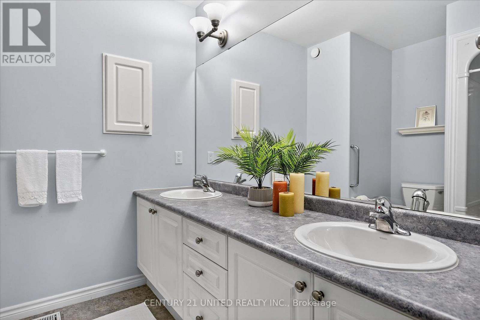 6 Village Crescent, Peterborough (Otonabee Ward 1), Ontario  K9J 8S7 - Photo 16 - X12486284