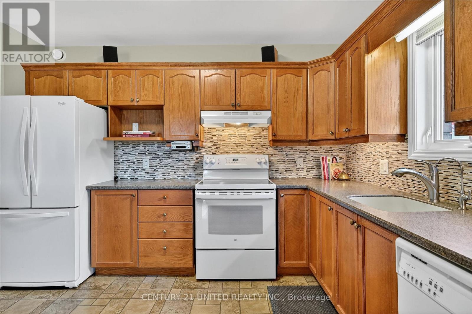 6 Village Crescent, Peterborough (Otonabee Ward 1), Ontario  K9J 8S7 - Photo 5 - X12486284