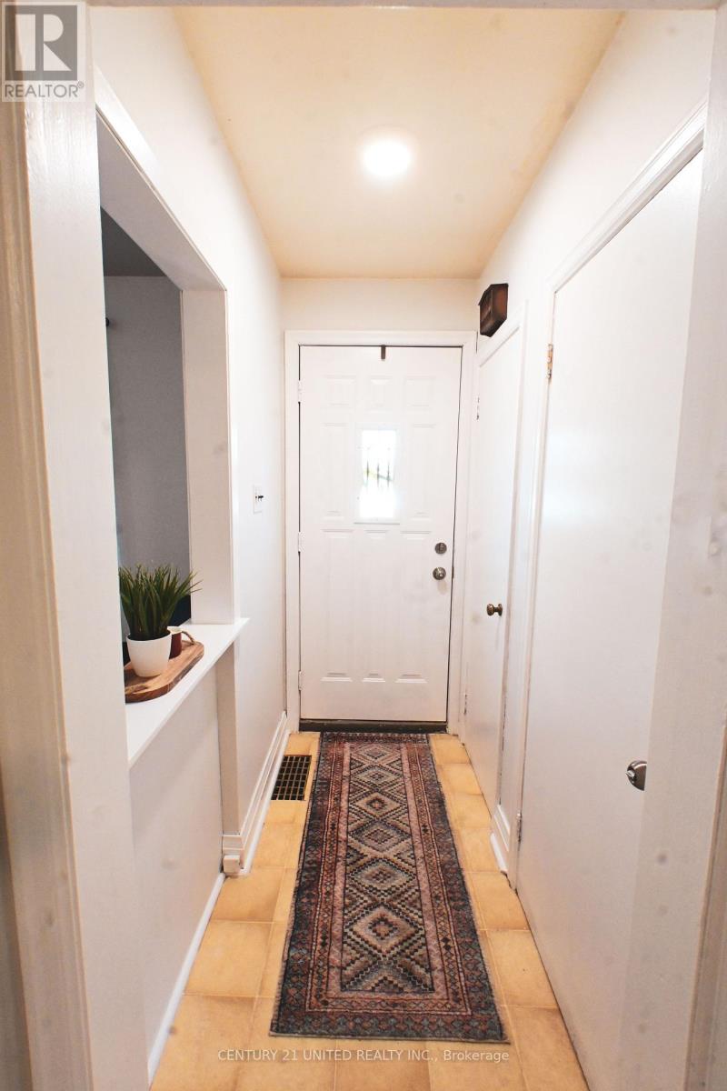 567 O'connell Road, Peterborough (Otonabee Ward 1), Ontario  K9J 4E2 - Photo 3 - X12486645