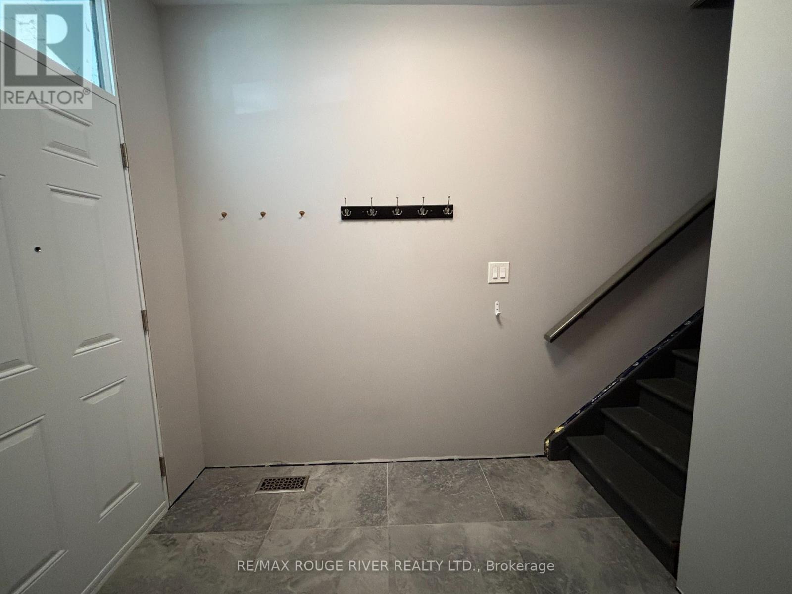 576 Bethune Street, Peterborough (Town Ward 3), Ontario  K9H 3Z8 - Photo 5 - X12487162