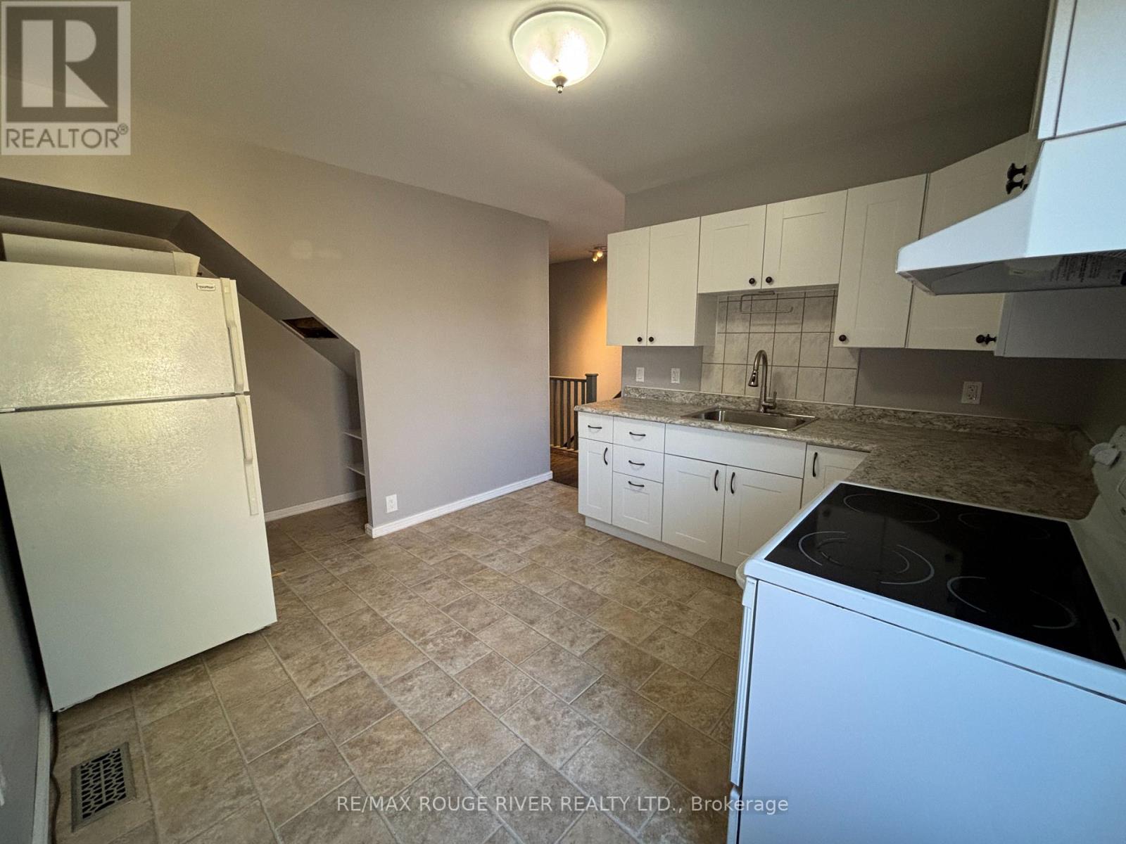 576 Bethune Street, Peterborough (Town Ward 3), Ontario  K9H 3Z8 - Photo 8 - X12487162