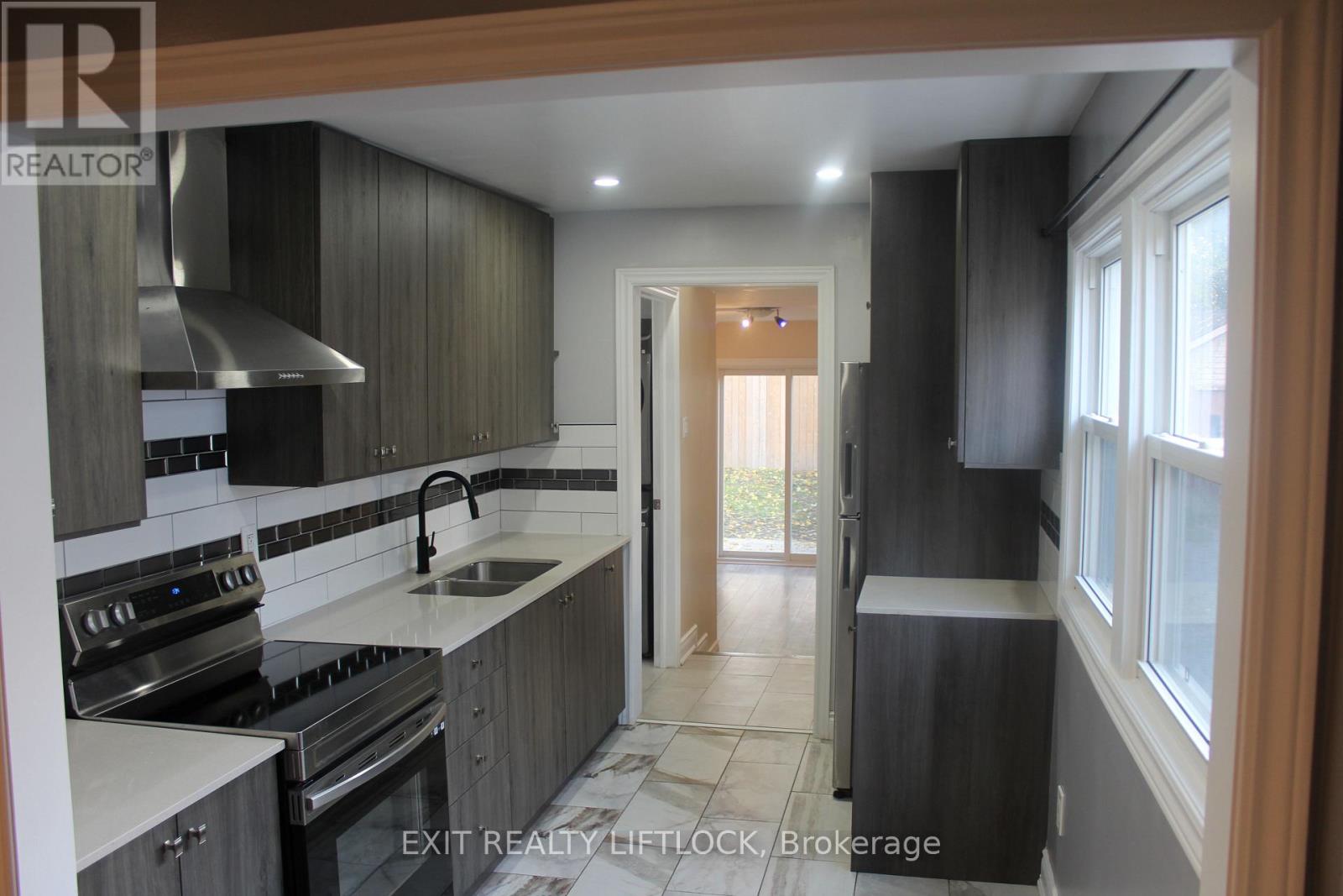 539 Albert Street, Peterborough (Town Ward 3), Ontario  K9J 4N7 - Photo 2 - X12489886