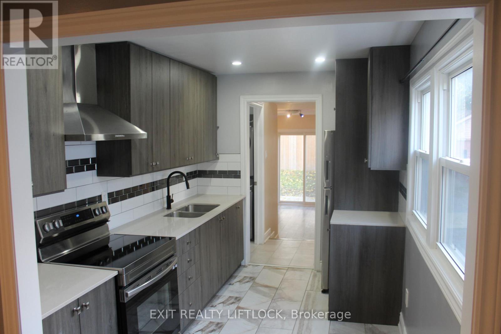 539 Albert Street, Peterborough (Town Ward 3), Ontario  K9J 4N7 - Photo 3 - X12489886