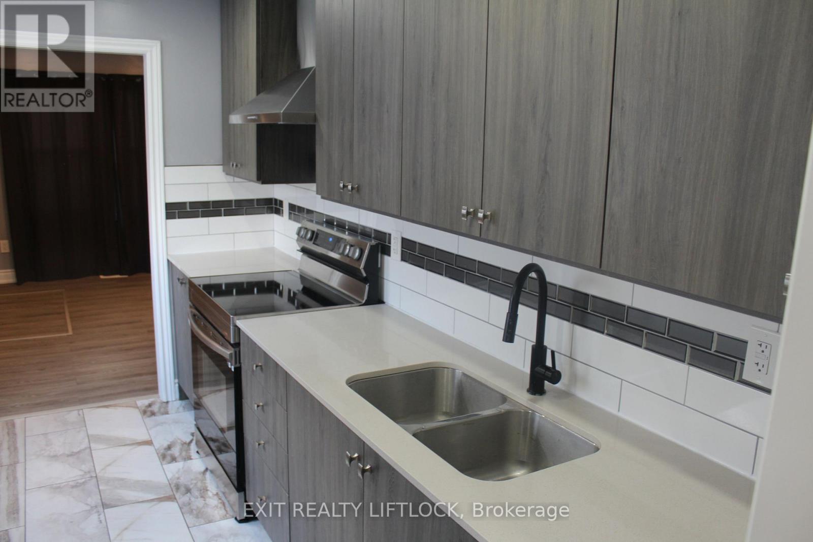 539 Albert Street, Peterborough (Town Ward 3), Ontario  K9J 4N7 - Photo 4 - X12489886