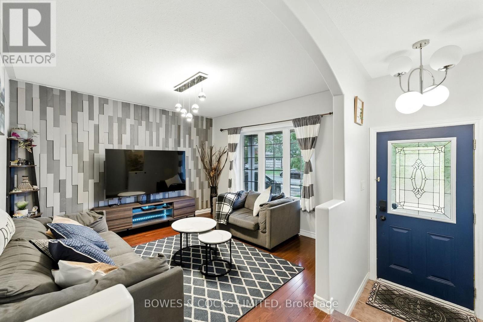 210 Farrier Crescent, Peterborough (Northcrest Ward 5), Ontario  K9L 0A6 - Photo 3 - X12489970