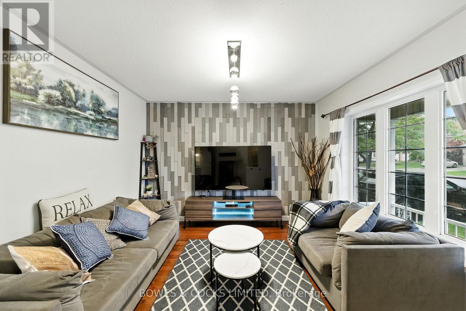 210 Farrier Crescent, Peterborough (Northcrest Ward 5), Ontario  K9L 0A6 - Photo 4 - X12489970