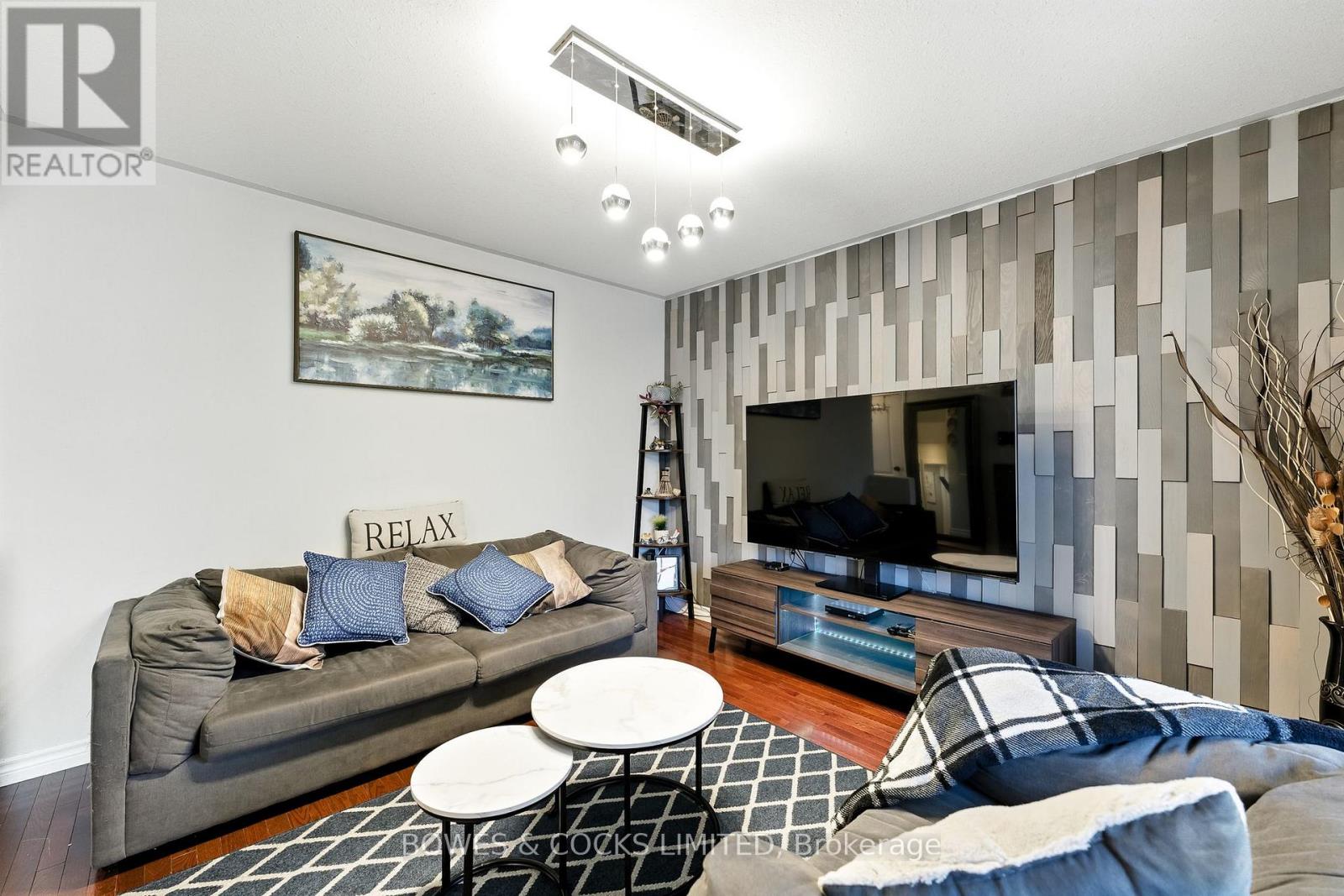 210 Farrier Crescent, Peterborough (Northcrest Ward 5), Ontario  K9L 0A6 - Photo 5 - X12489970