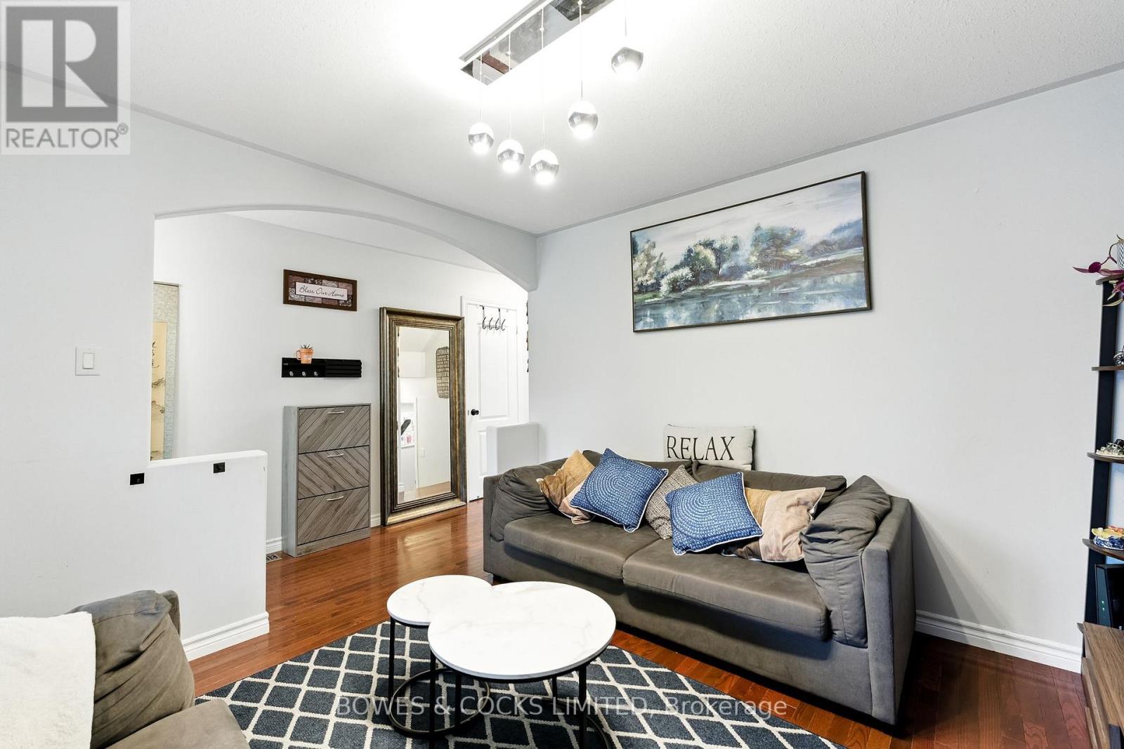 210 Farrier Crescent, Peterborough (Northcrest Ward 5), Ontario  K9L 0A6 - Photo 6 - X12489970