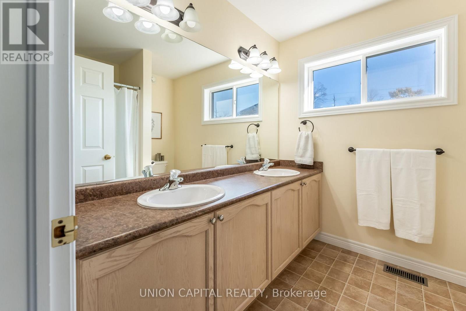 28 Lang Court, Kawartha Lakes (Lindsay), Ontario  K9V 6E5 - Photo 15 - X12492590