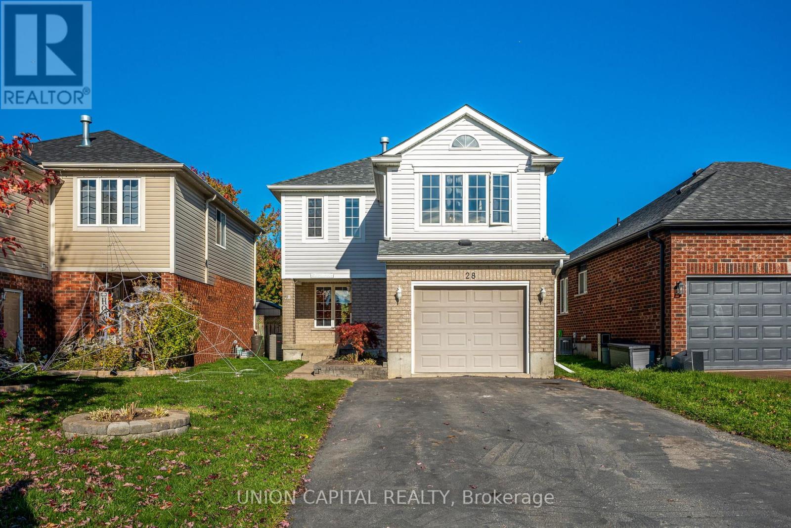 28 Lang Court, Kawartha Lakes (Lindsay), Ontario  K9V 6E5 - Photo 3 - X12492590