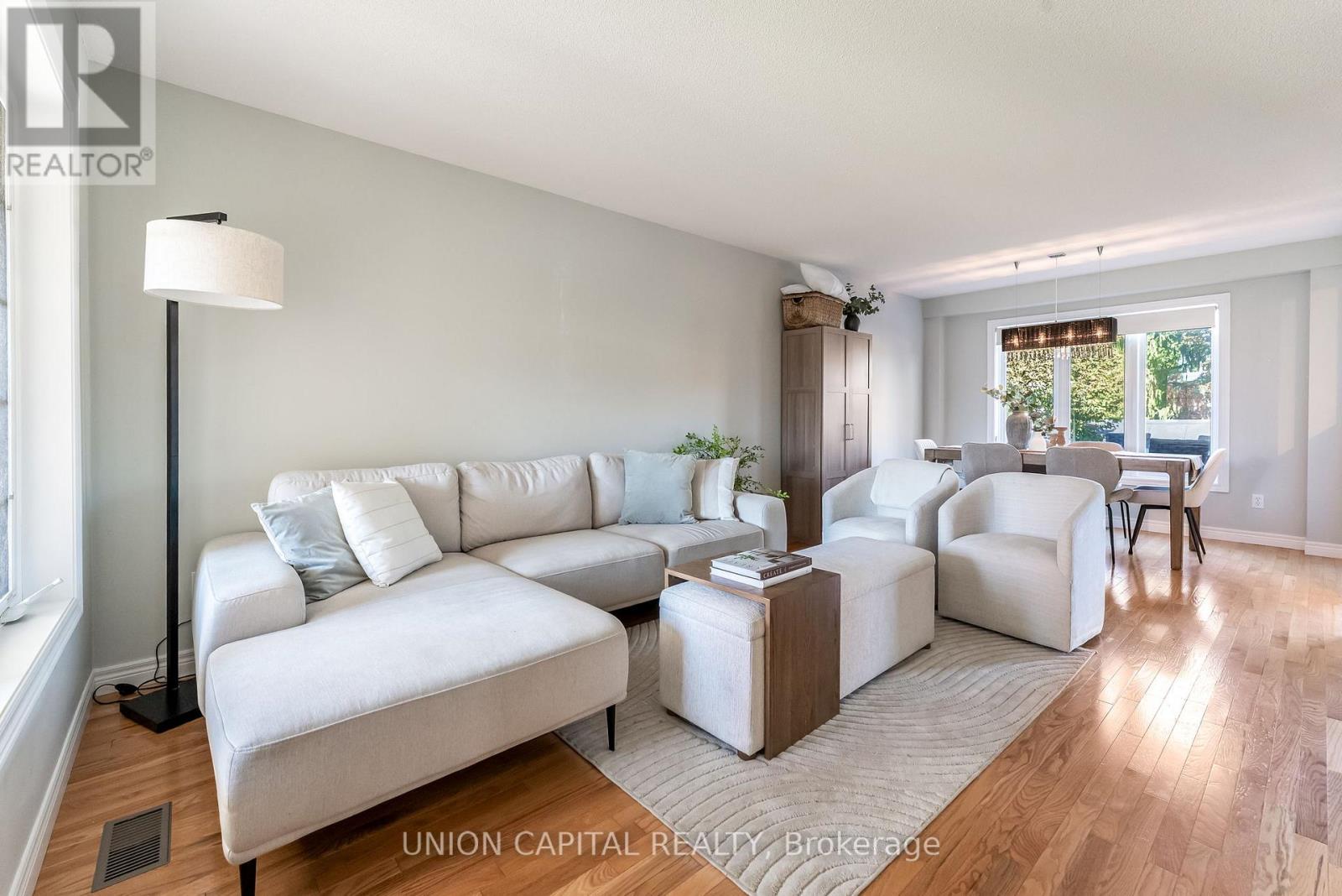 28 Lang Court, Kawartha Lakes (Lindsay), Ontario  K9V 6E5 - Photo 4 - X12492590